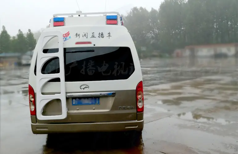 三所新闻直播车 (2).webp